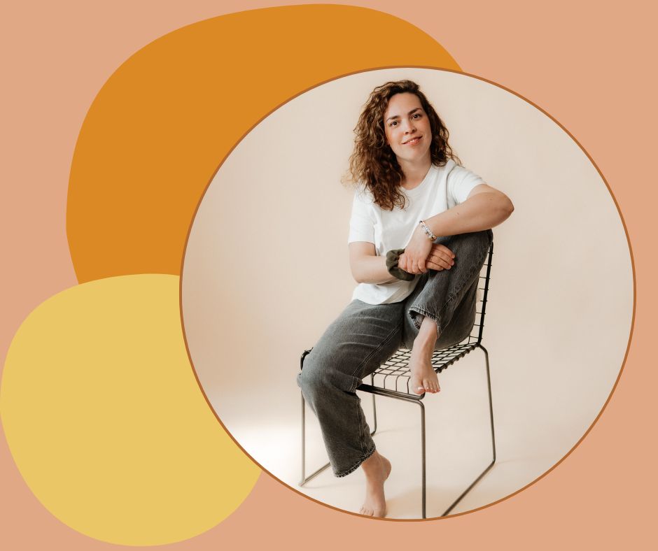 Julia auf einem Stuhl