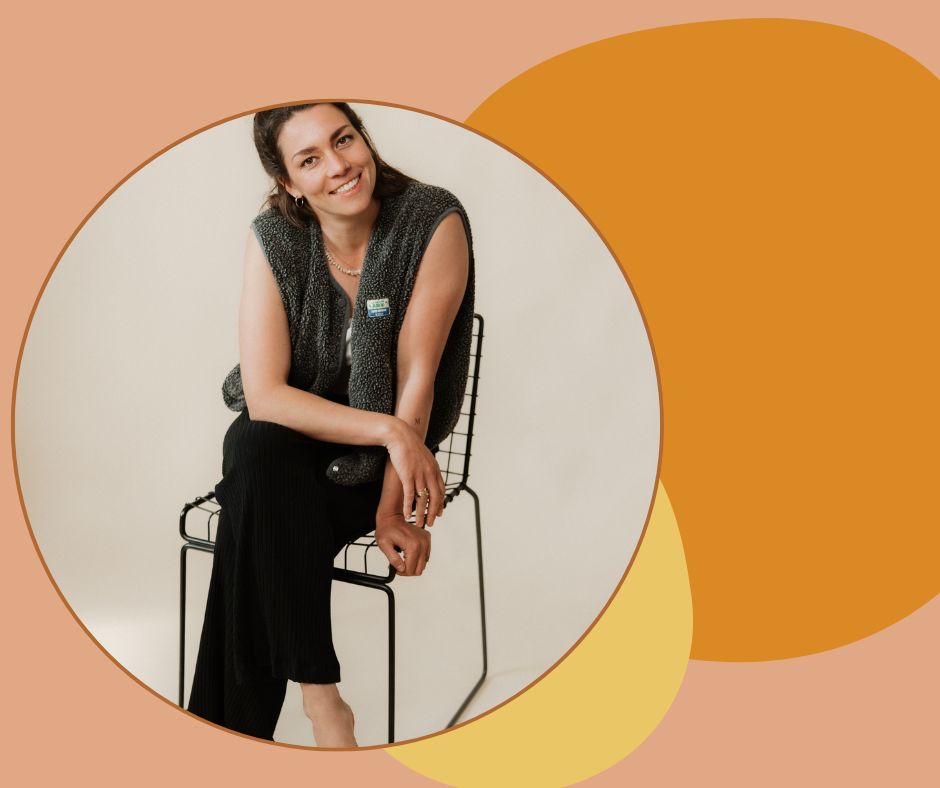 Lena auf einem Stuhl