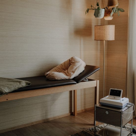 ein ruhiges zimmer mit hebammen equipment
